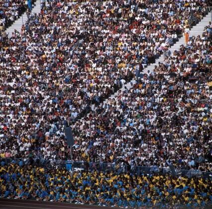 Eröffnungsfeier der olympischen Sommerspiele 1972 in München - Darsteller und Zuschauer verfolgen das Showprogramm