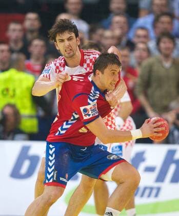 Handball Belgrad (SRB) 27.01.2012 Europameisterschaften der Herren Männer 2012 Halbfinale Serbien (SRB) - Kroatien (CRO) Momir Ilic (Serbien, No.13) Marko Kopljar (Kroatien, No.08)