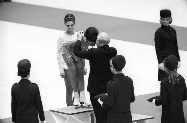 Siegerehrung Eiskunstlauf Damen der Olympischen Spiele 1968: Olympiasiegerin Peggy Fleming (USA) vor Hana MASKOVA (CSSR)