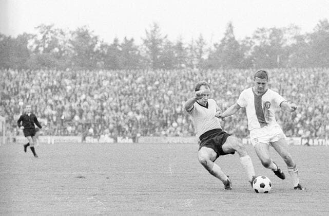 Helmut Kafka (Karlsruher SC, re.) gegen Wolfgang Paul (Borussia Dortmund)
