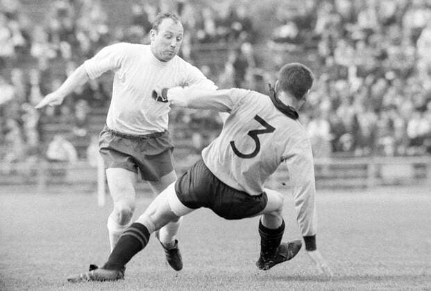Uwe Seeler (HSV, li.) im Duell