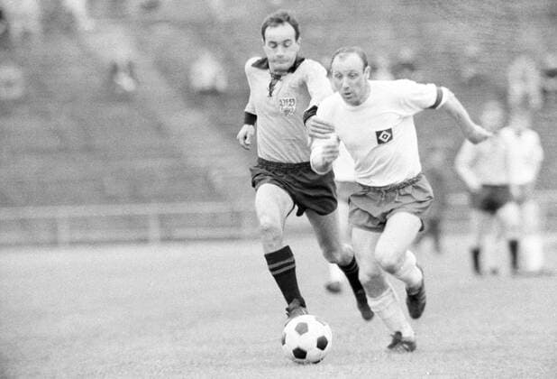 Uwe Seeler, 85. Geburtstag am 5. November Uwe Seeler (HSV, re.) im Duell