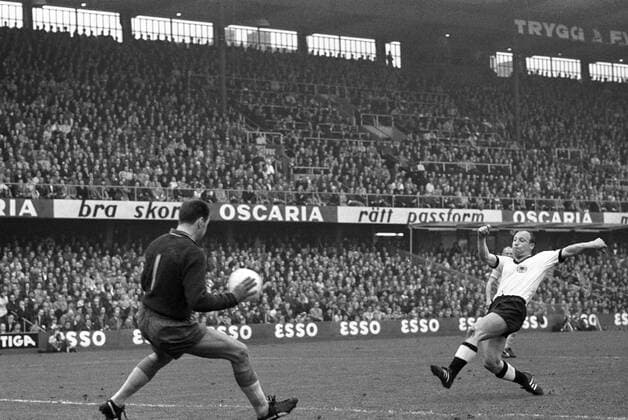 Uwe Seeler (Deutschland, re.) gegen Torwart Arne Arvidsson (Schweden)