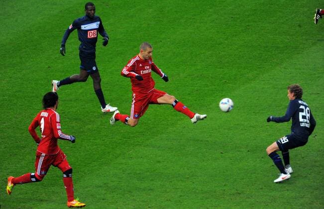 Fussball 1.Bundesliga Berlin 28.01.2012 Olympiastadion Hertha BSC geg Hamburger SV vlnr Jose Paolo GUERRERO 9 HSV Adrian RAMOS 9 BSC Mladen PETRIC 10 Fabian LUSTENBERGER 28 BSC