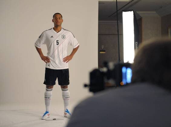 Dennis AOGO (Deutschland) im Fotostudio, Shooting, Fussball: DFB: Marketingtage der deutschen Fussball Nationalmannschaft der Maenner in München, am 29.01.2012, Poolfoto