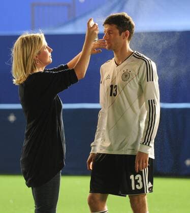 Für ein Spot: Thomas MUELLER (Deutschland) wird mit Wasser bespritzt. Fussball: DFB: Marketingtage der deutschen Fussball Nationalmannschaft der Maenner in München, am 29.01.2012, Poolfoto Â