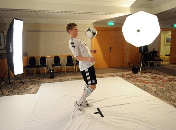 Marketingtage der Nationalmannschaft am 29.01.2012 in München Toni Kroos ( Deutschland ), rechts bei Aufnahmen für EA Sports 