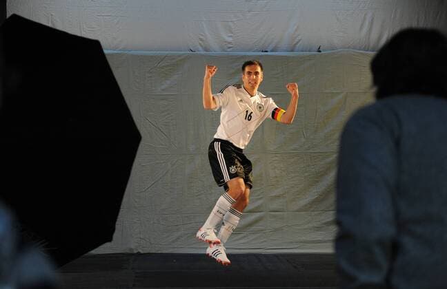 Marketingtage der Nationalmannschaft am 29.01.2012 in München Beim Bitburger Shooting: Philipp Lahm ( Deutschland ) 
