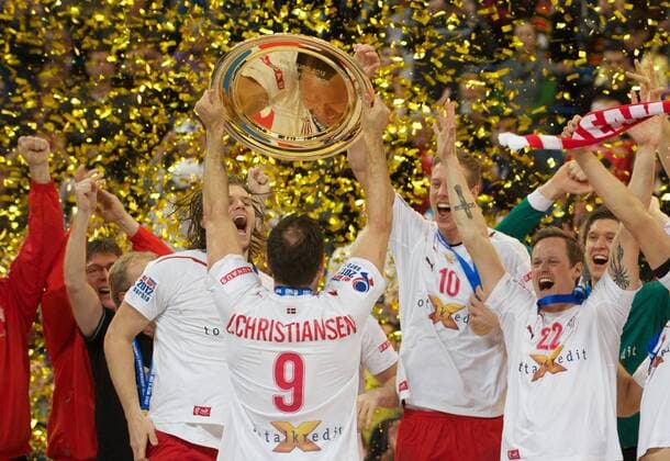 Handball Belgrad 29.01.2012 Europameisterschaften der Herren Männer 2012 Finale - Dänemark gewinnt und ist Europameister 2012 Lars Christiansen (Dänemark, No.09) mit Europameister-Schale