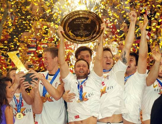 Belgrad, Belgrad-Arena, 29.1.2012 Handball, Europa-Meisterschaft 2012, Männer, - Finale - Dänemark ist Europameister Lars Christiansen hät den Pokal