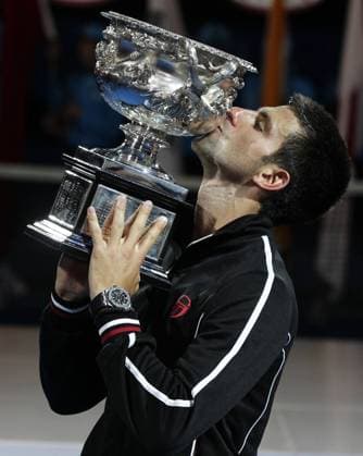 Australian Open 2012, Melbourne Park,ITF Grand Slam Tennis Tournament, Männer Finale,Siegerehrung, Präsentation, Novak Djokovic (SRB) küsst den Pokal ,Halbkörper,Hochformat