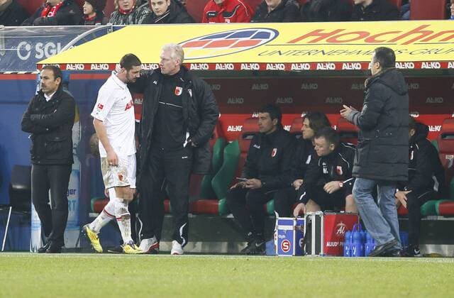 Spielerwechsel, Auswechselung Sascha MOELDERS (FC Augsburg), Jos LUHUKAY (Trainer FC Augsburg, li.), Trost von Rob REEKERS (Co-Trainer FC Augsburg), Andreas RETTIG (Manager FC Augsburg, re.) Deutschland, Fussball, Männer, 1. Bundesliga, 19. Spieltag, FCA - FCK, FC Augsburg vs. 1. FC Kaiserslautern, 28.01.2012
