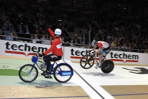 Sensationeller Zielsprung - Zielspurt bei mehr als 60 Km h des Belgischen Fahrers Iljo KEISSE (BEL) zum Sieg im 50 Runden Techem Derny Europa Cup Finale - Event: 101. Berliner Sechstagerennen - Berlin Sixdays - 2012 - Location: Velodrom Berlin
