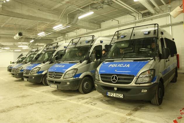 Polnische Polizeiwagen von Mercedes Benz warten in den Katakomben während der Eröffnung des Nationalstadions 29, 2012 in Warschau -  EN_01000336_0057