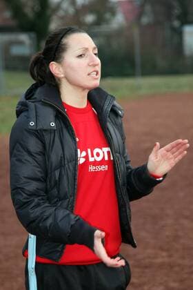 Deniz Özer (Nationalspielerin Türkei, 1. FFC Frankfurt) engagiert sich bei den Sportfreunden Bischofsheim als Trainerin der E-Jugend