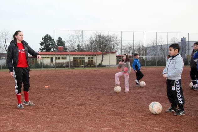 Deniz Özer (Nationalspielerin Türkei, 1. FFC Frankfurt) engagiert sich bei den Sportfreunden Bischofsheim als Trainerin der E-Jugend