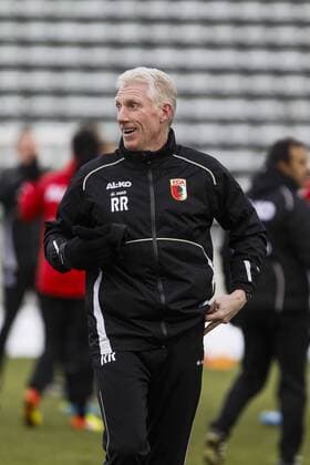 Rob REEKERS (Co-Trainer FC Augsburg), lacht, lachend, gut gelaunt, fröhlich, Einzelbild, Deutschland, Fussball, Männer, 1. Bundesliga, Training FC Augsburg, FCA, mit Neuzugang Matthias OSTRZOLEK,