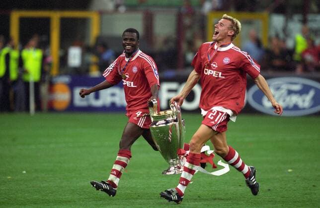 Fußball, FC Bayern München, Champions League Sieger 2001 Samuel Kuffour (li.) und Alexander Zickler mit dem Pokal FC Bayern München ist Champions League Sieger 2001