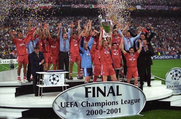 Fußball, FC Bayern München, Champions League Sieger 2001 FC Bayern München ist Champions League Sieger 2001 u.a. Kapitän Stefan Effenberg mit dem Pokal