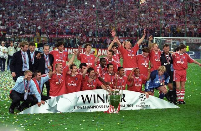 FC Bayern München ist Champions League Sieger 2001 hi.v.li. Stefan Wessels, Co Trainer Michael Henke, Roque Santa Cruz, Thomas Linke, Patrik Andersson, Ciriaco Sforza, Carsten Jancker, Owen Hargreaves, Stefan Effenberg, Bernd Dreher, Michael Tarnat - Vorn Thorsten Fink, x, Alexander Zickler, Mehmet Scholl, Willy Sagnol, Bixente Lizarazu, Samuel Kuffour, Hasan Salihamidzic, Giovane Elber, Paulo Sergio und Torwart Oliver Kahn