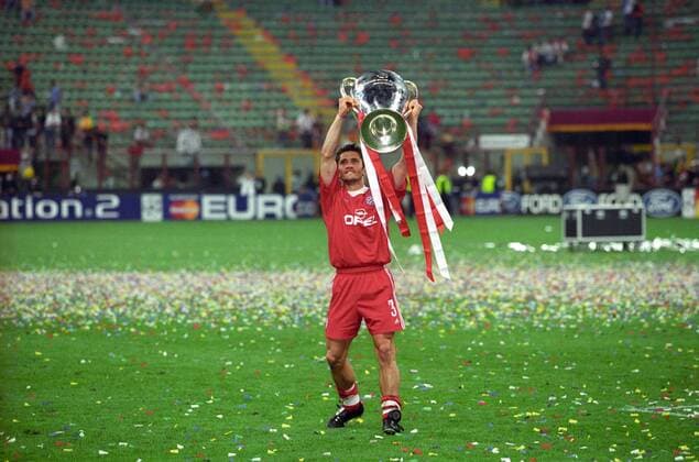 Fußball, FC Bayern München, Champions League Sieger 2001 Bixente Lizarazu mit dem Pokal FC Bayern München ist Champions League Sieger 2001