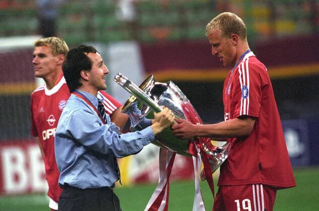 Fußball, FC Bayern München, Champions League Sieger 2001 FC Bayern München ist Champions League Sieger 2001 Jens Jeremies (li.) und Carsten Jancker mit dem Pokal