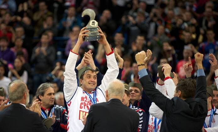 Handball Belgrad (SRB) 29.01.2012 Europameisterschaften der Herren Männer 2012 Siegerehrung 2. Platz für Team SRB Momir Ilic (Serbien, No.13)