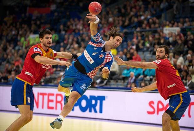 Handball Belgrad (SRB) 29.01.2012 Europameisterschaften der Herren Männer 2012 Spiel um Platz 3 Kroatien (CRO) - Spanien (ESP) Ivano Balic (Kroatien, No.04) Eduardo Gurbindo Martinez (Spanien, No.03) li.