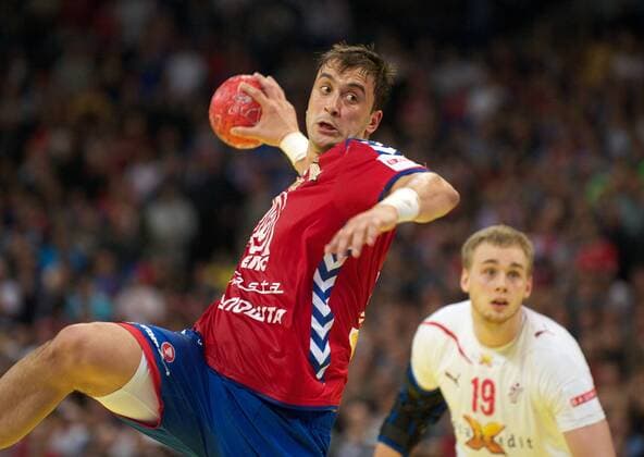 Handball Belgrad (SRB) 29.01.2012 Europameisterschaften der Herren Männer 2012 Finale Serbien (SRB) - Dänemark (DAN) Dänemark gewinnt und ist Europameister 2012 Momir Ilic (Serbien, No.13) Rene Toft Hansen (Dänemark, No.19)