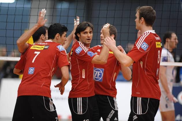Freude beim VfB Friedrichhafen nach dem Sieg gegen Tours. Mitte Idner LIMA MARTINS, IDI (VfB Friedrichshafen). Action,Aktion Volleyball, 1. Bundesliga, Männer, 2012 CEV Volleyball, Achtelfinale, 01.02.2012