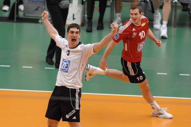 Jubel bei Nikola ROSIC (VfB Friedrichshafen) nach dem Sieg gegen Tours. Rechts Juraj ZATKO (VfB Friedrichshafen). Action,Aktion Volleyball, 1. Bundesliga, Männer, 2012 CEV Volleyball, Achtelfinale, 01.02.2012