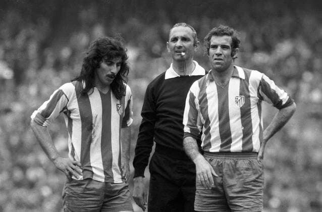 Ruben Hugo Ayala (li.) und Luis Aragones (beide Atletico Madrid), dazwischen Schiedsrichter Adolfo Bueno Perales