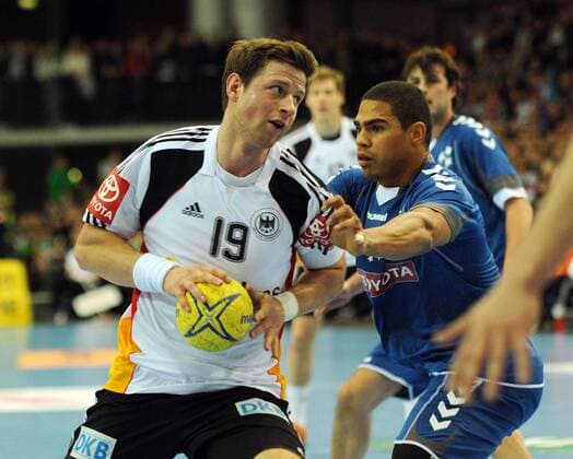 Leipzig, Arena Leipzig 4.2.2012 Handball-All-Star-Game 2012 Deutschland - All-Star HBL- Weltauswahl Martin STROBEL, GER gegen Daniel NARCISSE, Allstar