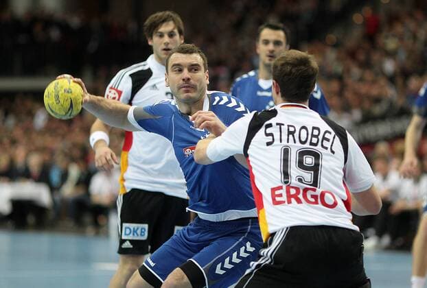 Leipzig, 04.02.2012, Arena, All Star Game 2011, Handball, Herren , Bundesliga All Star Team vs. DHB Auswahl 36:32 (18:18) , Im Bild: Bartosz Jurecki (li., Allstar) gegen Martin Strobel (re., DHB). , PP120204AllStar