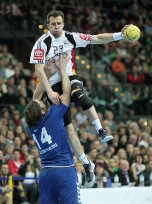Leipzig, 04.02.2012, Arena, All Star Game 2011, Handball, Herren , Bundesliga All Star Team vs. DHB Auswahl 36:32 (18:18) , Im Bild: Markus Richwien (oben, DHB) gegen Bertrand Gille (Allstar). , PP120204AllStar