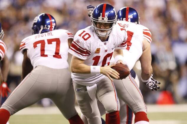 February 5, 2012 - Indianapolis, Ind. - New York Giants quarterback Eli Manning (10) drops back to hand the football off on a first-quarter running play in the Giants 21-17 win over the New England Patriots in Super Bowl XLVI at Lucas Oil Stadium in Indianapolis. NFL American Football Herren USA 2012: Super Bowl XLVI FEB 5 - ZUMAcr2