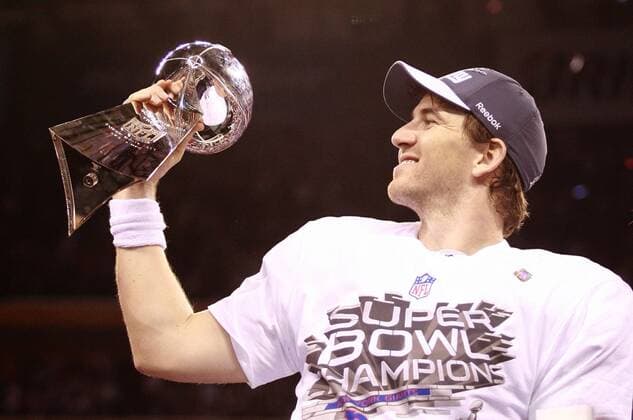 February 5, 2012 - Indianapolis, Ind. - New York Giants quarterback Eli Manning (10) holds the Vince Lombardi Trophy after the Giants beat the New England Patriots 21-17 in Super Bowl XLVI at Lucas Oil Stadium in Indianapolis. NFL American Football Herren USA 2012: Super Bowl XLVI FEB 5 - ZUMAcr2