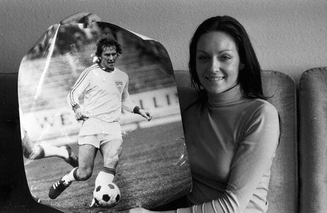 Ehefrau von Hans Joachim Weller (VfB Stuttgart) präsentiert ein Plakat ihres Mannes