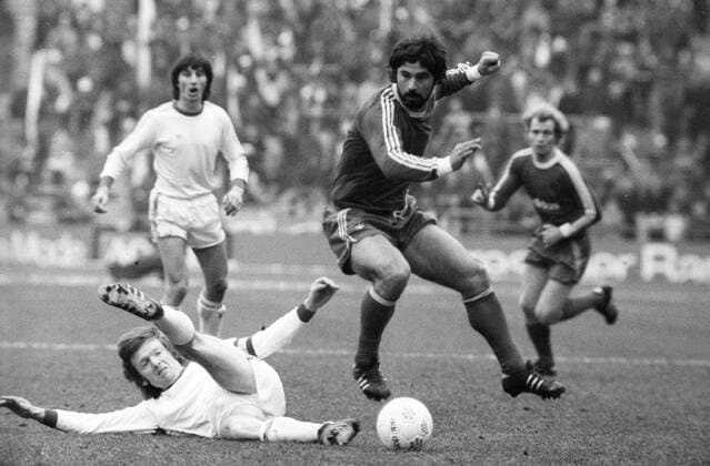 FC Bayern München - VfB Stuttgart 1:1 - Gerd Müller (Bayern, re.) gegen Egon Coordes (Stuttgart), dahinter Uli Hoeneß (Bayern, re.) und Heinz Stickel (Stuttgart)