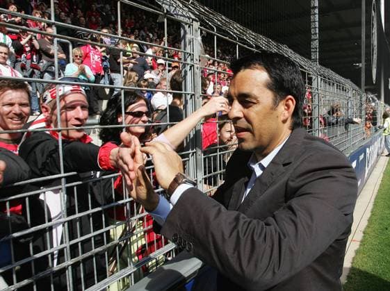 Fussball 2. Bundesliga Herren SC Freiburg - FC Ingolstadt : Trainer Robin Dutt (Freiburg) bedankt sich bei den Fans {
