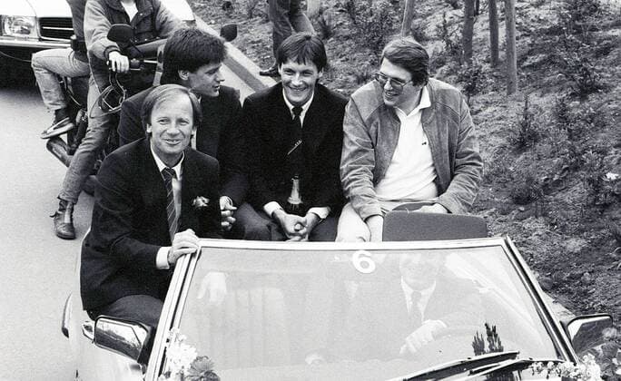 Fussball Bundesliga Meisterschaft VFB Stuttgart 1984 Autokorso von links: Trainer Helmut Benthaus Helmut Roleder Asgeir Sigurvinsson {