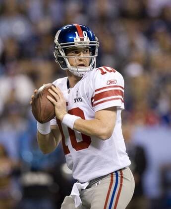 February 5, 2012: Giants 10 quarterback Eli Manning looks for the open man during 1st half of the New York Giants game versus the New England Patriots in Super Bowl XLVI at Lucas Oil Stadium in Indianapolis, Indiana. The Giants defeated the Patriots, 21-17. ALL NEW YORK NEWSPAPERS OUT ---- ALL NEW YORK NEWSPAPERS OUT NFL American Football Herren USA FEB 05 Super Bowl XLVI - Giants v Patriots Icon94212020526 EDITORIAL USE ONLY
