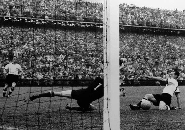 Fussball WM Weltmeisterschaft 1954 Final in Bern Wankdorfstadion Deutschland - Ungarn 3-2 , MaxMorlock ( rechts Deutschland ) erzielt das 1 : 2