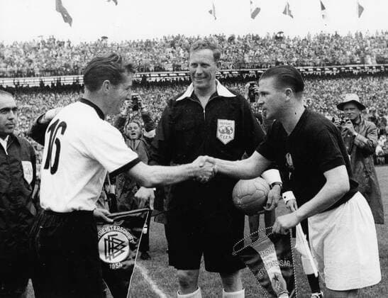 Weltmeisterschaft 1954 WM 54 Finale Endspiel Bern Wankdorfstadion Deutschland - Ungarn Fußball von links: Walter Fritz ( Deut ) Schiedsrichter William Ling Ferenc Puskas ( Ungarn )