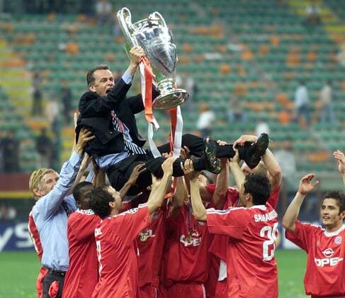 Champions League Finale 2001 Sieger FC Bayern Muenchen Spieler lassen Trainer Ottmar Hitzfeld mit Pokal hochleben