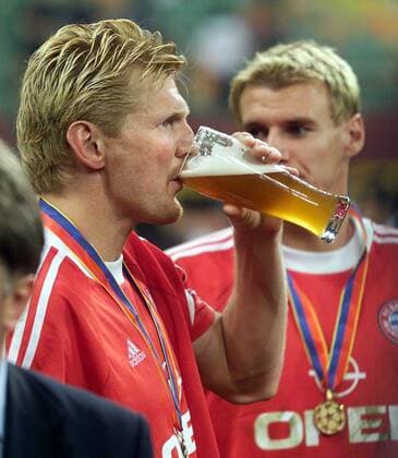 Fußball, FC Bayern München, Champions League Sieger 2001 Champions League Finale 2001 Sieger FC Bayern Muenchen Stefan Effenberg goennt sich nach dem Spiel ein Weissbier