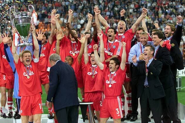 Fußball, FC Bayern München, Champions League Sieger 2001 Champions League Finale 2001 Sieger FC Bayern Muenchen Stefan Effenberg mit Pokal