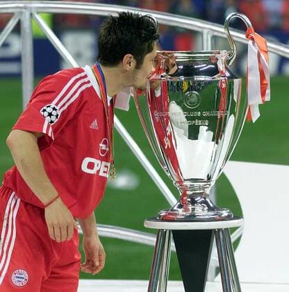 Fußball, FC Bayern München, Champions League Sieger 2001 Champions League Finale 2001 Sieger FC Bayern Muenchen Bixente Lizarazu kuesst den Pokal