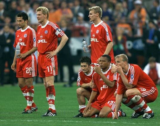 Fußball, FC Bayern München, Champions League Sieger 2001 Champions League Finale FC Bayern Muenchen vs. Valencia CF Zittern während des Elfmeterschiessens von links: Hasan Salihamidzic , Stefan Effenberg, Bixente Lizarazu , Alexander Zickler , Paulo Sergio , Carsten Jancker