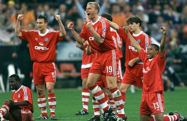 Fußball, FC Bayern München, Champions League Sieger 2001 Champions League Finale FC Bayern Muenchen vs. Valencia CF Jubel während des Elfmeterschiessens von links: Sammy Kuffour , Patrik Andersson , Carsten Jancker , Owen Hargreaves , Sammy Kuffour